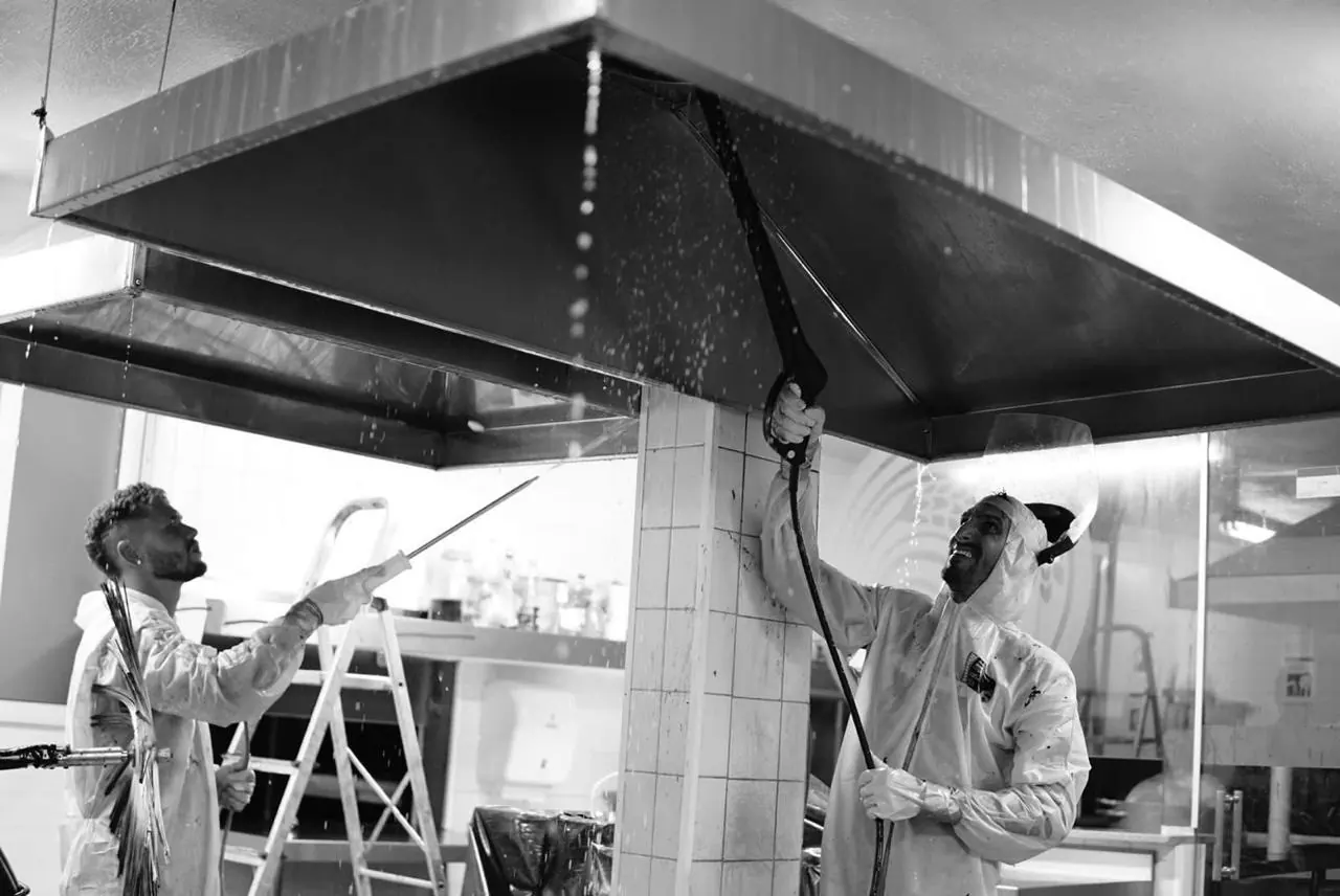 Equipe All Clean trabalhando em conjunto