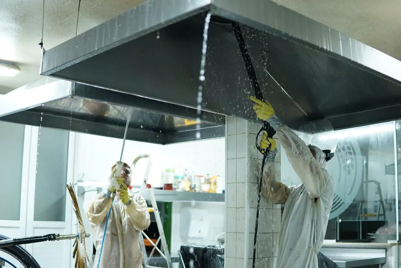 Limpeza profissional de coifa em ação